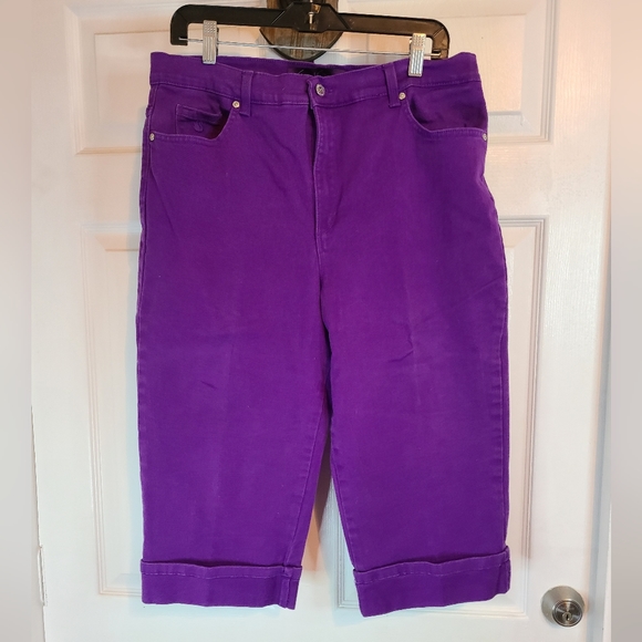 (582) Gloria Vanderbilt Woman's Amanda Classic Capri's, Size: 16 Color: Purple - Picture 2 of 15